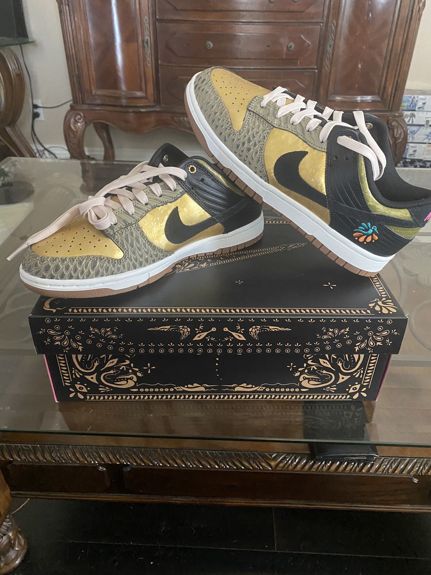 Nike Low Dunks “La Familia Dia De Los Muertos “
