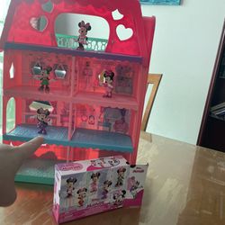 Minnie Mouse House With Figures