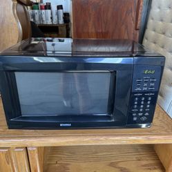 Black Kenmore microwave. Excellent condition . Measurements: 15 deep x 20 L x 12 H ; 