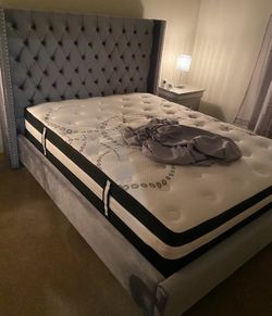 QUEEN SIZE UPHOLSTERED BED