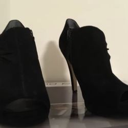 Sexy Nine West  Evenly Peep Toe Suede Booties!! 8.5 Black