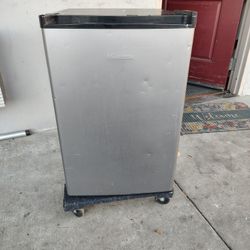 Hisnse Mini Fridge 