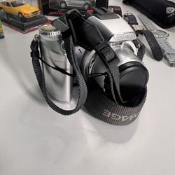 "Cámara digital Minolta Dimage en venta. Funcionando al 100%. La cámara ha sido probada y toma fotos y videos perfectamente, sin fallas internas.