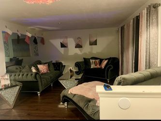Complete Living Room Set + 3 Tables – MUST GO
