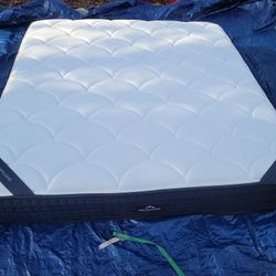 The DreamCloud Premier, Queen, Like New, Perfect Condition