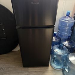 Hisense mini Fridge With Freezer 