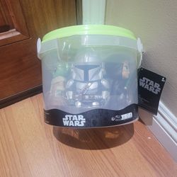 STAR WARS BATH TOY SET! 6+ MONTHS!  INCLUDES  BUCKET WITH STAINING LID AND 5 FIGURES! BRAND NEW!