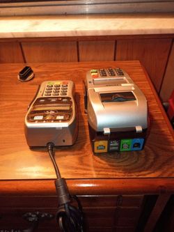Fd 100 and fd 135 pin pad credit card terminal