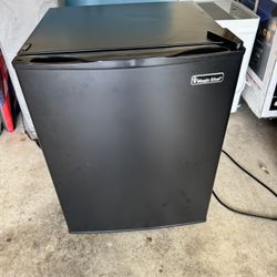 Magic chef 2.4 cu. ft. Mini fridge