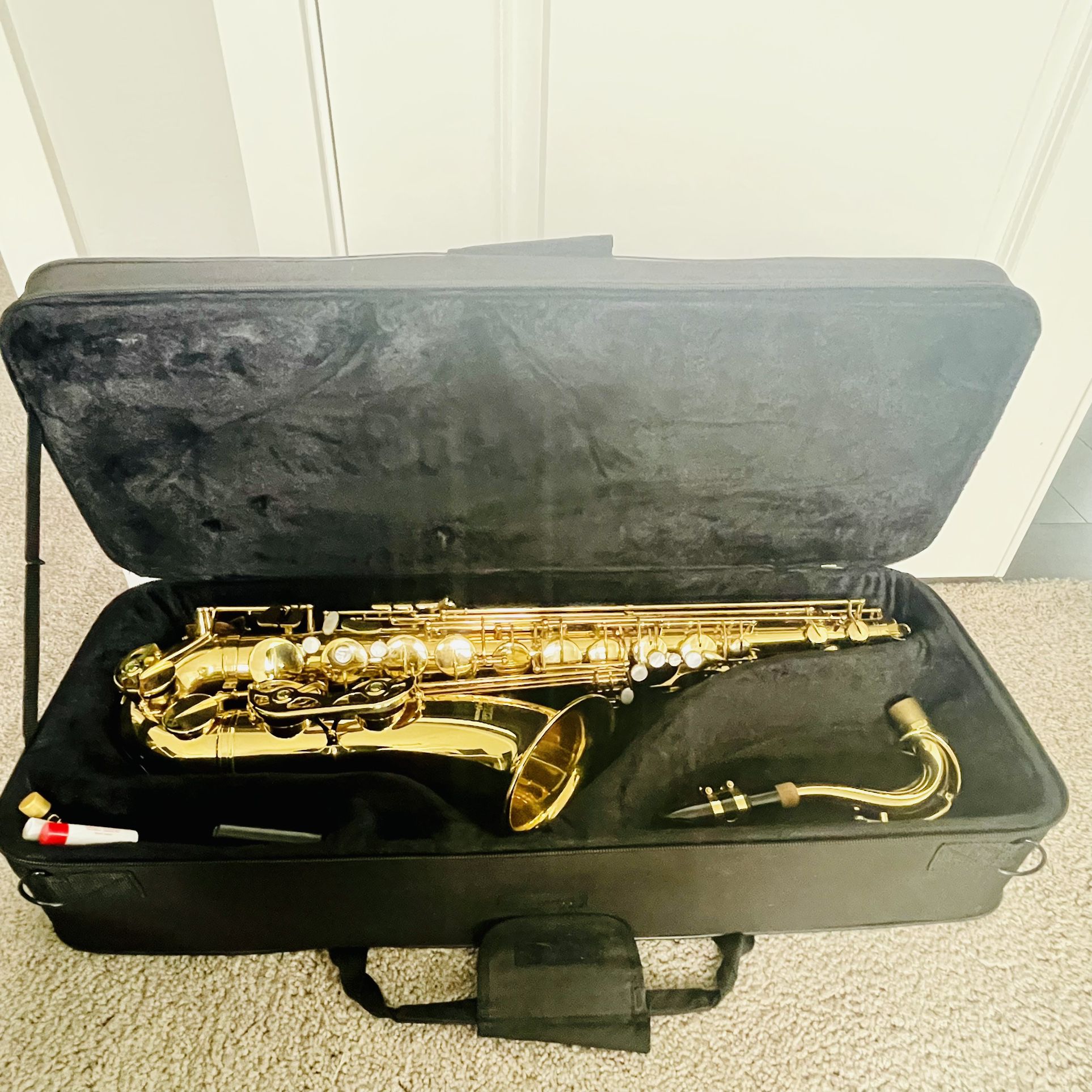 Allora Vienna Series Intermediate Tenor Saxophone AATS-501 - Lacquer With Free Guitar