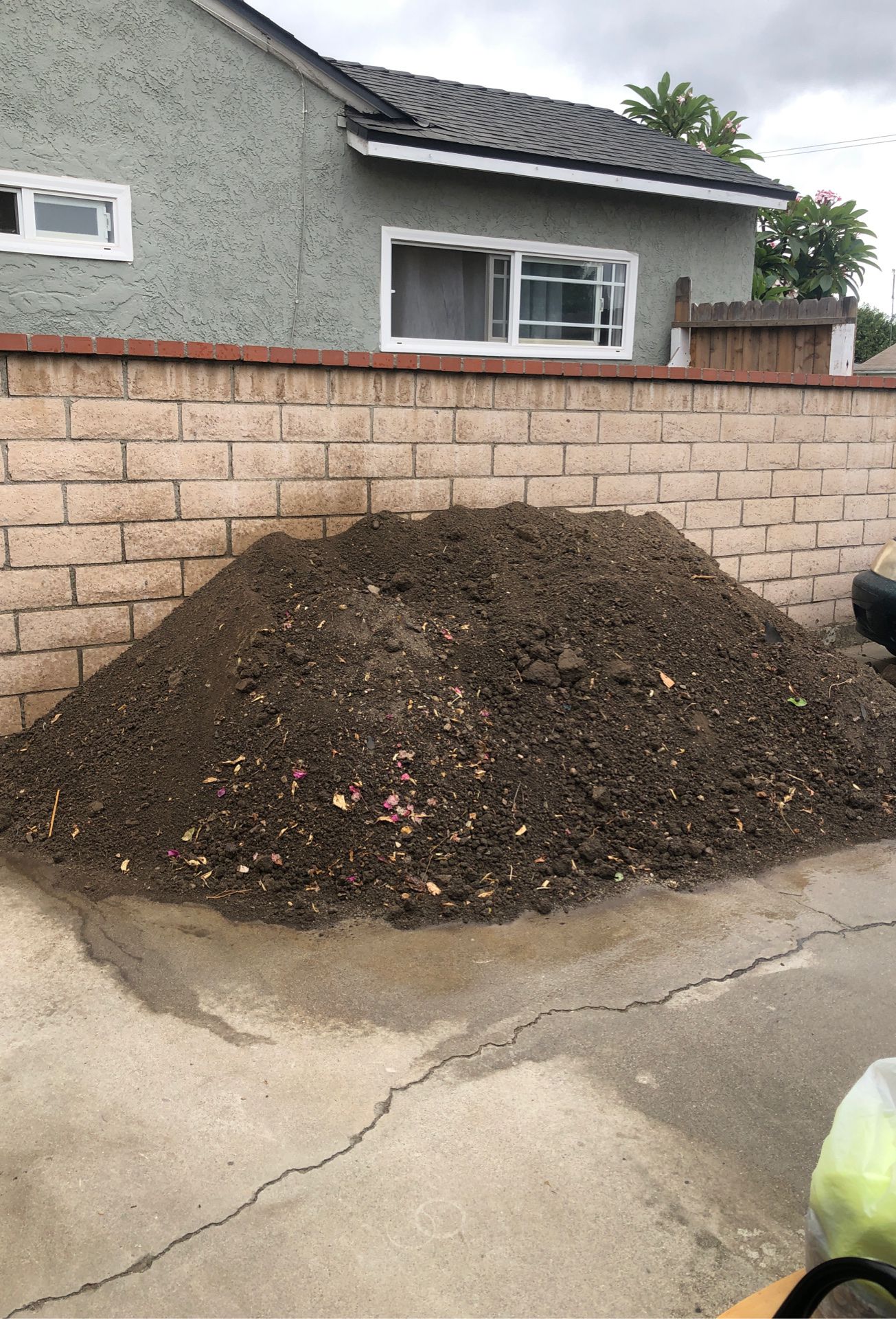 FREE DIRT !!! Will help to load , thank you 🙏