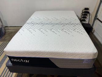 LIKE NEW! Nectar Luxe Hybrid Full Size Mattress - Delivery Available