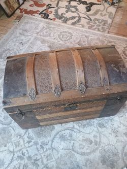 Vintage small trunk mice piece, to put, blankets,etc in , downsize,other things vintage selling