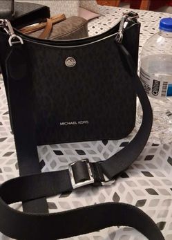 MINI CROSSBODY MK USADA LUCE NUEVA