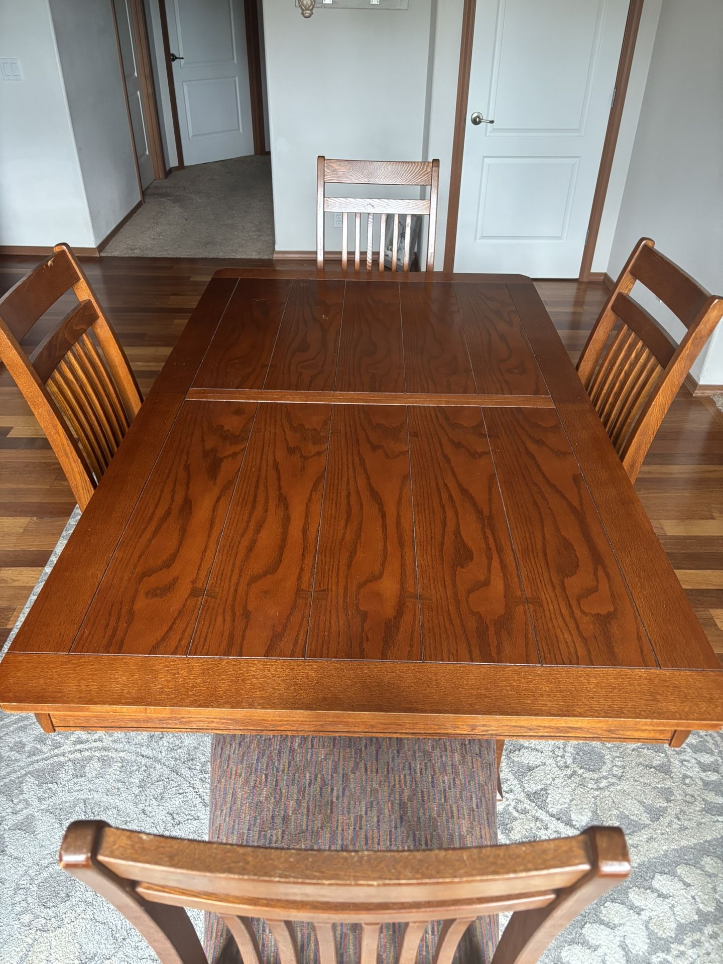 Dining Table/6 Chairs/leaf