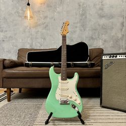 Fender Deluxe Stratocaster Small Batch Run SurfGreen Color Way- Cool!