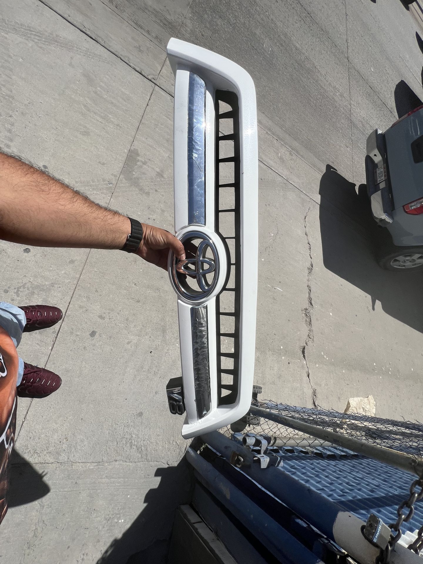 2006 sequoia front grill in pearl white