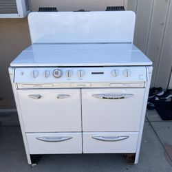 Vintage O'Keefe & Merritt Stove with 4 burners, Griddle, Grillevator, Oven for restoration
