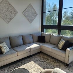 Grey sectional couch. 3 separate pieces. Size 117 x 92 inches. Pick up in Wynwood 