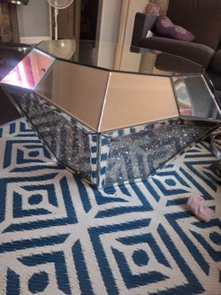 Mesa de centro de. CRistal en forma de diamante.