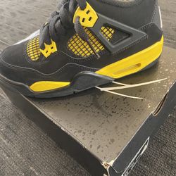 Air Jordan 4 Retro GS size 4/5y 