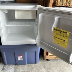 Haier Compact Mini Refrigerator HSB02 Great For Office, Mini Bar, College Dorm