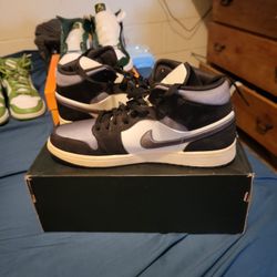 Air Jordan 1 MID SE
