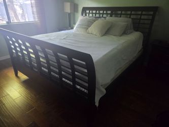 Wood bad frame.