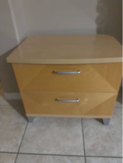 2 nightstands