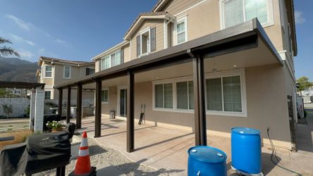 Se ocupa ayudante para Patios de Alumawood
