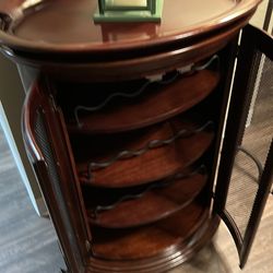 Great  Bar rusty brown  top has removable  tray gre piece of furniture   For 275$ pk up Everett  Mall way