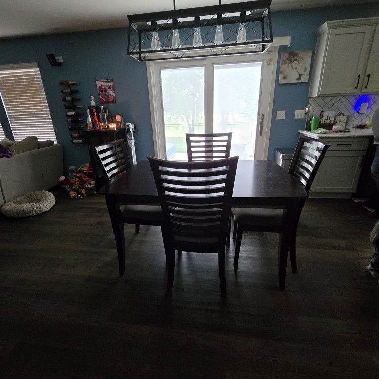 Kitchen Table And 4 Chairs