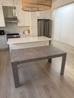 Like new Dining Table