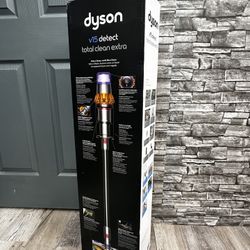 Dyson V15 Detect Cordless, Rechargeable, Powerful and intelligent for whole-home deep cleaning 