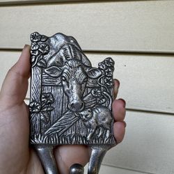 VINTAGE CAST ALUMINUM COW WALL HOOK  UNIQUE COUNTRY SCENE ~ 3" x 5" 