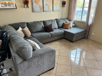 DELIVERY AVAILABLE 🚛! Beautiful Grey Sectional Couch from Ashley Furniture