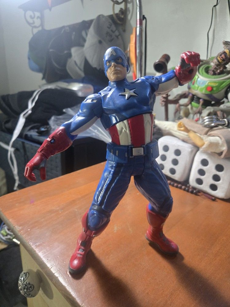 2012 Hasbro Marvel Avengers Captain America 10-inch talking action figure.