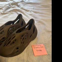 adidas Yeezy Foam RNR Carbon Black Size 12