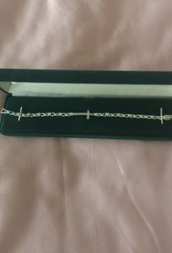 Cubic zirconia with center cross bracket