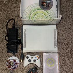 XBOX 360 CONSOLE WITH VIDEO GAME & CONTROLLER