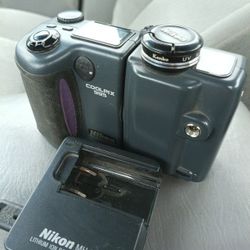 Nikon Coolpix 995 -classic Twist-body Fully Functional With Battery Charger$40obo