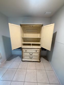 2-Piece Modular Armoire" o "Knockdown / Disassembles for Easy Transport