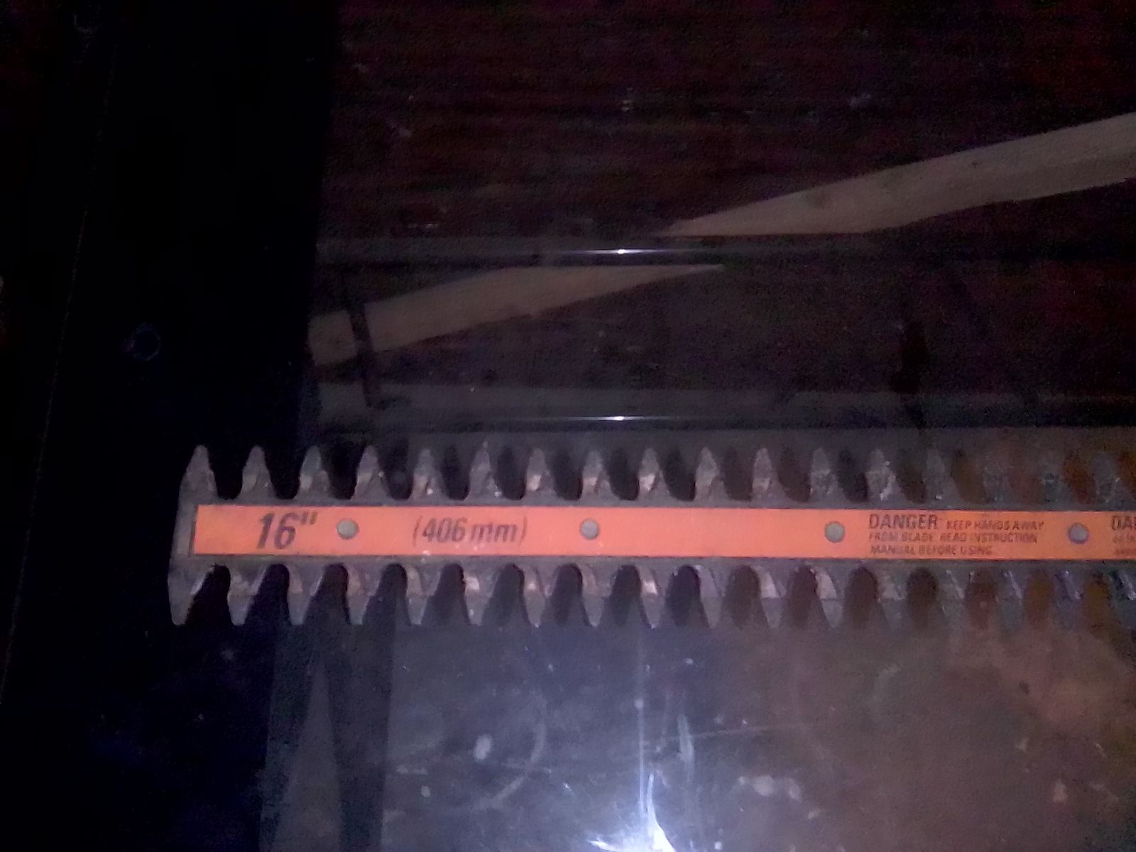 Electric hedge trimmer