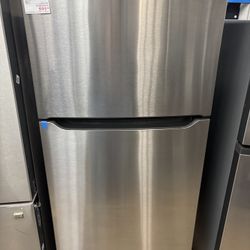New Frigidaire 30” 18.3 Cu Ft Top Freezer Bottom Refrigerator 