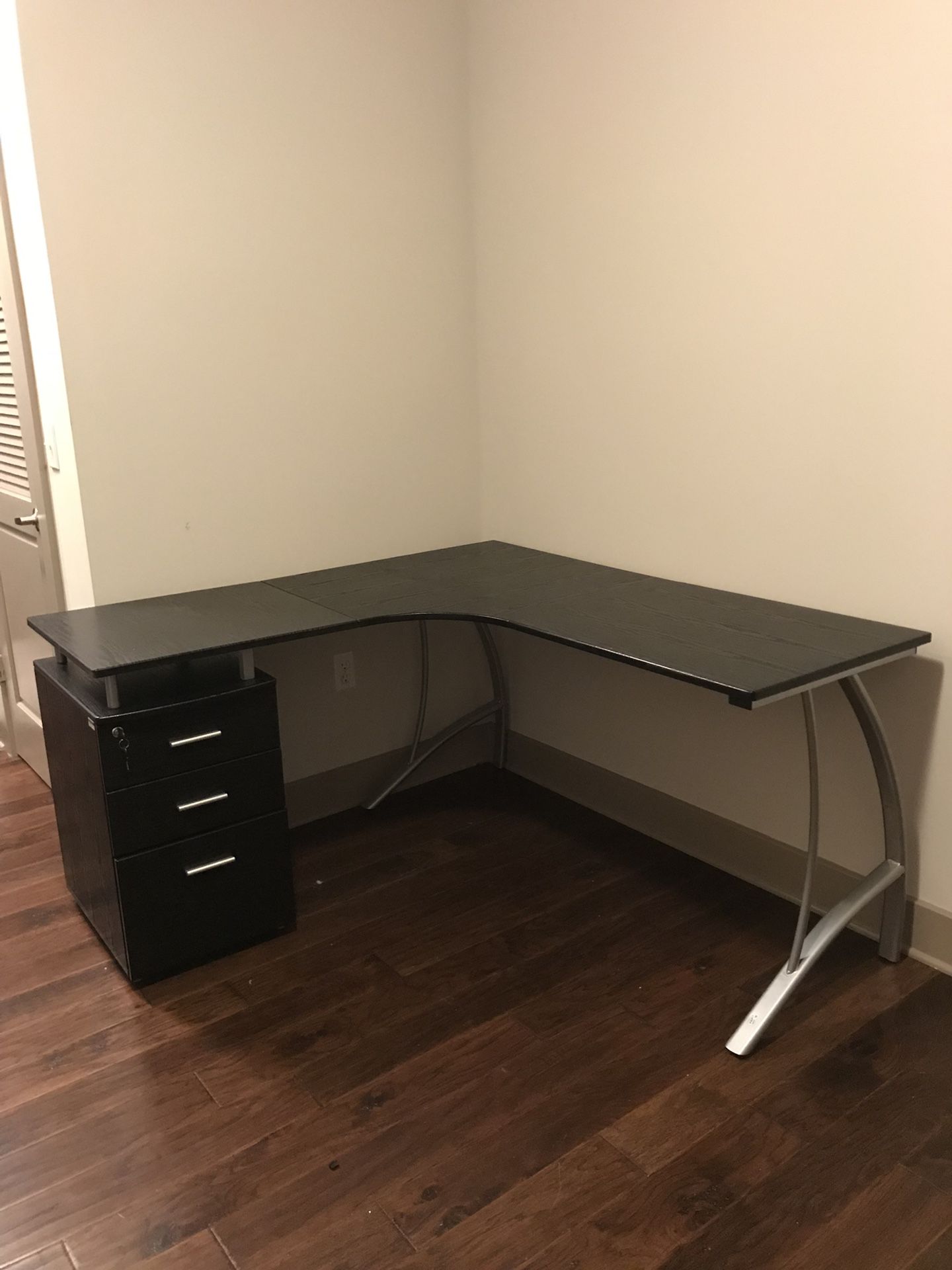Corner desk with locking drawers