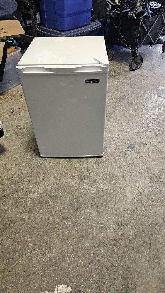 Dorm Decor Slim White Console - mini fridge & microwave cabinet (used) for  Sale in Suwanee, GA - OfferUp