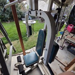 Gold's gym weightlifting machine 