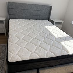 Queen bed + Mattress + 2 nightstands - Like New!