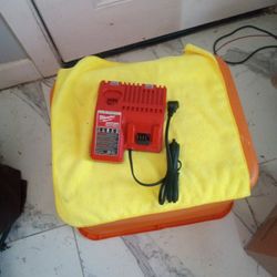 Cargador de batería Milwaukee M18-M12 Buenas Condiciones 