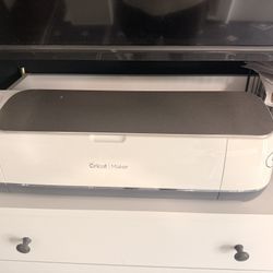 Cricut Maker Cutting Machine – Works Great – Ready to Use- 1st Edition 